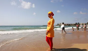 Prohiben el uso de los burkinis en las playas de Cannes