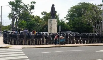 Estudiantes de la UASD protestan frente al Palacio por Loma Miranda