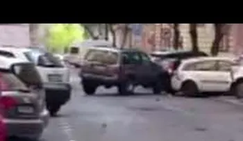 Un policía bebido choca contra más de 50 autos (VIDEO)