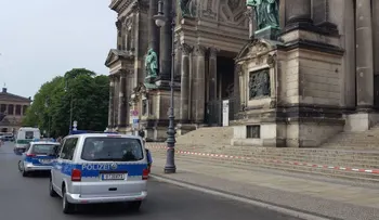 La policía le dispara a un hombre en la Catedral de Berlín