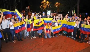 Venezolanos en RD celebran en parque La Lira triunfo de la oposición