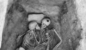 Unidos hasta el último aliento: se encontraron a esta pareja de 2800 años besándose