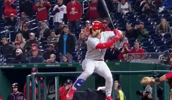 Harper fue abuchedo, pero silenció a los fanáticos de su antiguo equipo, con su tercer jonrón
