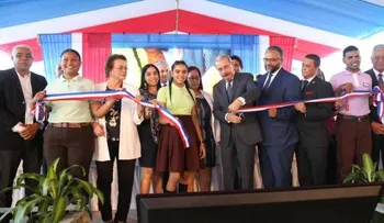 Danilo Medina entrega dos escuelas que beneficiarán a 1,085 estudiantes en Monseñor Nouel