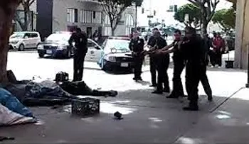 Graban policías cuando matan a un indigente (Video)