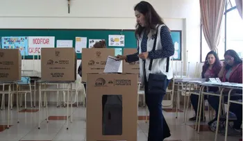 Recuento rápido de autoridad electoral da promedio 67,82% al â??síâ? en Ecuador