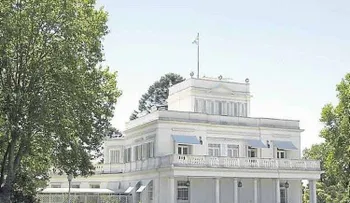 Detienen a un hombre que lanzó un explosivo a la casa presidencial argentina