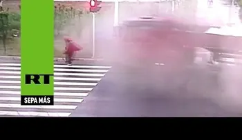 Este hombre se salva en tablita (China)