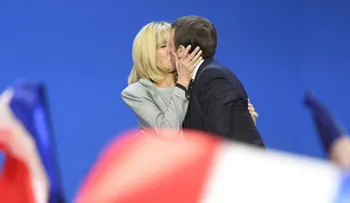 La historia de amor de Emmanuel Macron, el candidato que se casó con su profesora