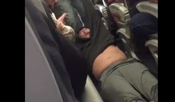 El exagente de aviación despedido por arrastrar a un pasajero de United Airlines, demanda a la compañía