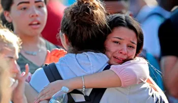 Después del tiroteo en la Florida, los celulares sonaban sin parar junto a las víctimas
