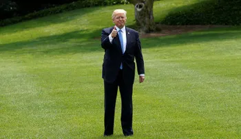 Gesto de Trump en Arabia Saudita provoca polémica