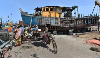 Mueren 18 personas al hundirse su barco en la India