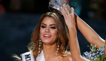 Mis Filipina le devuelve la corona a Miss Colombia, para resolver polémica 