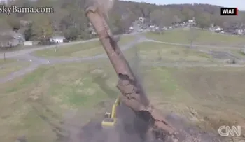 Demolición de una gran chimenea por poco termina en tragedia