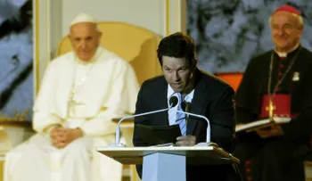 Un actor de EE.UU. bromea ante el papa Francisco (VIDEO)