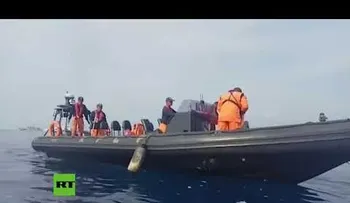 Recuperan restos del avión accidentado en Indonesia