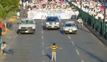 Foto del niño que buscó impedir una marcha se vuelve viral