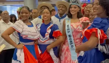 Joheirry Mola recibe recibimiento con merengue y abrazos tras ganar Miss Mundo 2026