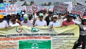 Trabajadores marchan al Congreso en demanda de aumento salarial 