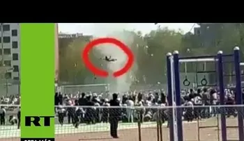 Un torbellino de polvo eleva a un niño por los aires 