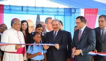 Presidente Danilo Medina junto al Ministro Andrés Navarro, entrega una escuela y dos estancias infantiles en Puerto Plata