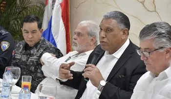 Ministro de Interior y Policía recibe propuestas de Comisión Educativa para la reforma policial