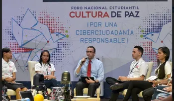 Ministro Andrés Navarro acuerda con estudiantes impulsar una ciberciudadanía responsable 