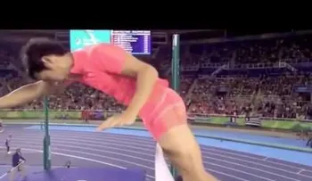 El atleta que perdió por tener el pene muy grande, salió llorando de competencia (VIDEO)