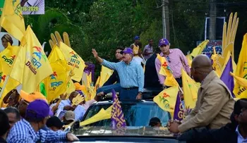 Danilo recorre barrios del oeste de Santo Domingo