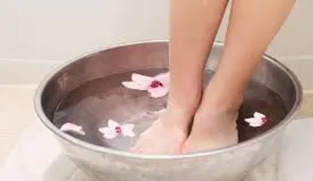 Los baños con agua caliente y sal para los pies hinchados: Otras soluciones 