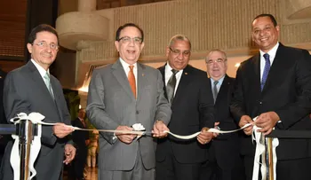 Valdez Albizu inaugura una exposición de reliquias numismáticas y filatélicas