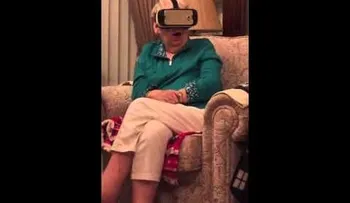 Anciana se lleva un gran susto al ser perseguida por dinosaurios en un casco de realidad virtual