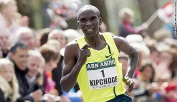 Eliud Kipchoge de Kenia destroza el récord mundial de maratón