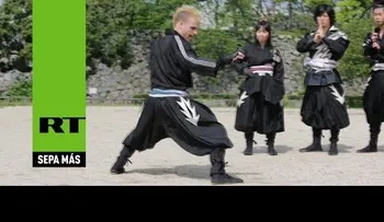 El primer ninja estadounidense muestra sus habilidades