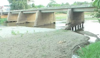 A punto de colapsar puente sobre río Yaque del Norte en Castañuela