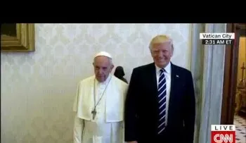 "Hasta el papa Francisco se negó a darle la mano a Trump". (VIDEO)