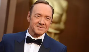 El actor Kevin Spacey se sentó en el trono de Isabel II, según prensa