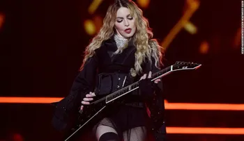 Madonna sorprende en París con un show improvisado en la Plaza de la República