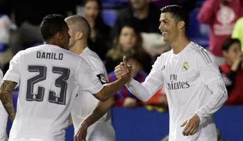 Cristiano marca y el Madrid toma aire ante Levante