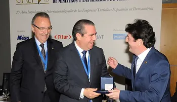 El ministro de Turismo de RD recibe  medalla en España