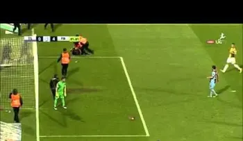 Salta al campo y golpea violentamente a un árbitro de la liga turca (VIDEO