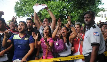 Cientos de cubanos protestan contra la exigencia de visa para viajar a Ecuador