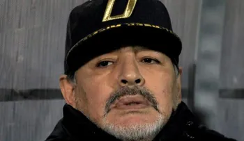 Diego Maradona internado de emergencia por sangrado estomacal en clínica argentina
