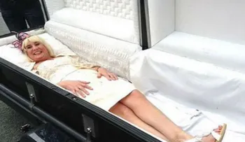 Novia llega a su boda en un ataúd