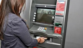 ¿Cuánto cobran los bancos por retirar dinero en el cajero?