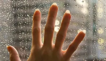 Una mujer es alérgica al agua por una enfermedad; extraño caso