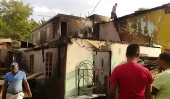 Fuego destruye cuatro viviendas en Santiago