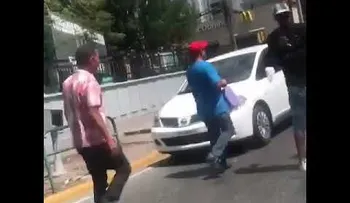 Amet se "emburuja" con un conductor 