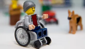 Lego presenta su primera figura con discapacidad